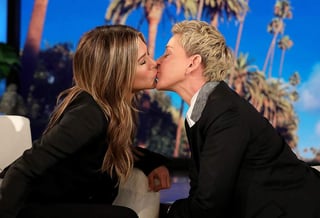 Jennifer Aniston y la presentadora Ellen DeGeneres se besaron durante una entrevista en la que hablaron sobre la última vez que besaron a una persona. (TWITTER)
