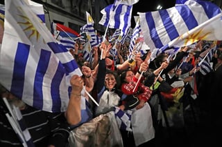 Simpatizantes del candidato a la presidencia de Uruguay, Daniel Martínez, del oficialista Frente Amplio, celebran segunda vuelta. (EFE)