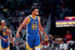 Stephen Curry metió 26 puntos y repartió 11 asistencias en el triunfo de los Warriors 134-123 sobre los Pelícanos de Nueva Orleáns. (AP)