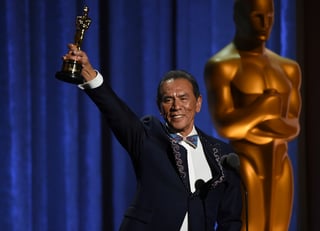 Reconocido. El actor Wes Studi recibió un Oscar honorario en el Dolby Ballroom en Los Ángeles. (AP)