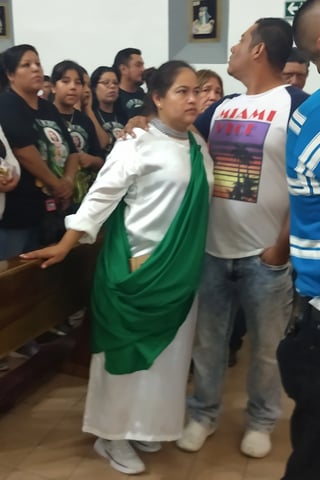 Desde hace siete años, Socorro González acude a la tradicional misa de gallo con la vestimenta de San Judas Tadeo. (FERNANDO GONZÁLEZ)