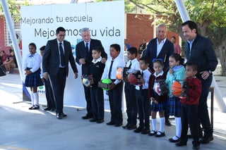 El alcalde de Torreón, Jorge Zermeño Infante, ofreció un mensaje a los niños y los exhortó a disfrutar de las instalaciones. (FERNANDO COMPEÁN)