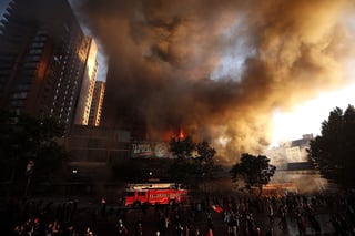 En medio de los disturbios, comenzó a arder un centro comercial. Ardieron también un hotel cercano y la estación del metro. (EFE)