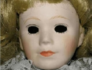 La muñeca fue subastada a través del sitio de ventas en línea, eBay (INTERNET) 