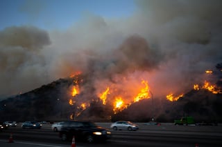 La emergencia para el norte de California es aún mayor, donde las autoridades informaron de que otro incendio, el fuego Kincade, ya ha consumido 30,519 hectáreas y ha destruido 123 estructuras, incluidas 53 casas. (EFE)
