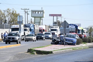 El contingente, de al menos 50 camiones, arribó por el lado de Gómez Palacio, provocando un caos vial por espacio de dos horas. (FERNANDO COMPEÁN)