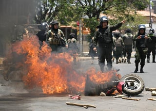 La Policía intervino para que no chocaran unos afines y opositores, separándolos en La Paz. (EFE)