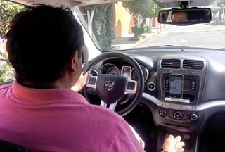 Anoche, la Secretaría de Gobernación (Segob) acordó con el Movimiento Nacional de Taxistas realizar un foro nacional para homologar la regulación del transporte público concesionado y servicios en aplicaciones digitales. (ARCHIVO)