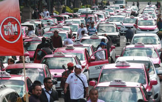 El Movimiento Nacional Taxista reiteró hoy que entre los acuerdos con la Secretaría de Gobernación (Segob) sí está la realización de operativos en los 56 aeropuertos del país y en zonas federales, para evitar la competencia desleal de las aplicaciones como Uber y Cabify. (ARCHIVO)