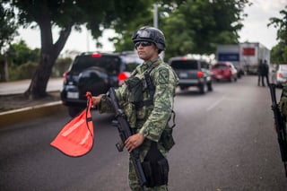 El secretario de la Defensa Nacional, general Luis Cresencio Sandoval, reveló en durante el operativo de captura de Ovidio Guzmán López, en Culiacán, Sinaloa, los grupos criminales intentaron sobornar con 3 millones de dólares a las fuerzas castrenses para liberarlo. (ARCHIVO)