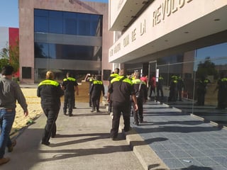 El contingente fue recibido por funcionarios municipales en la Sala de Cabildo en donde platicaron con la alcaldesa Marina Vitela para exponerle la situación. (EL SIGLO DE TORREÓN)
