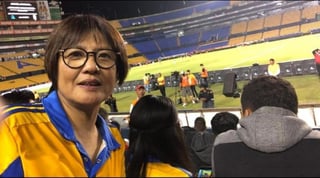 Sayuri ya asistió a un partido en el 'Volcán' viendo jugar a cuadro femenil de los Tigres. (CORTESÍA)
