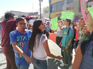 Los jóvenes cerraron la vialidad en la avenida Juárez por un lapso aproximado de media hora. (VIRGINIA HERNÁNDEZ)