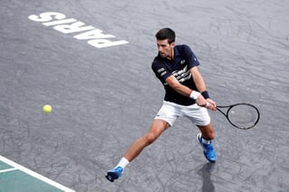 Novak Djokovic se impuso 7-6, 6-4 a Corentin Moutet, en la segunda ronda del Masters de París. (EFE)