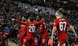 Tras igualar a cinco tantos con el Arsenal, Liverpool se impuso en penales y avanzó a la siguiente ronda de la Copa de la Liga inglesa. (AP)