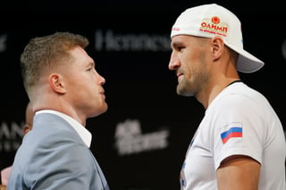 Los boxeadores Saúl Álvarez (i) y Sergey Kovalev se enfrentarán este sábado en la Arena MGM de Las Vegas. (AP)