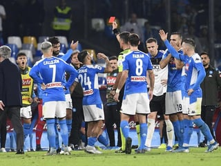 Jugadores del Napoli le reclaman al árbitro Piero Giacomelli, quien le muestra la tarjeta roja al entrenador Carlo Ancelotti (i). (EFE)