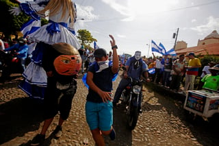 Decenas de estudiantes y opositores de Nicaragua realizaron este jueves la 'Marcha de la burla' para mostrar su repudio al presidente Daniel Ortega. (ARCHIVO)