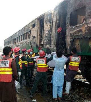 Los servicios de emergencia confirmaron que hasta esta noche suman 74, el número de personas fallecidas por la explosión de un cilindro de gas en el interior de un tren. (EFE)