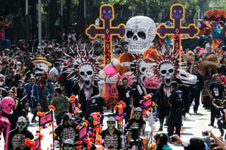 Miles de personas asisten cada año al desfile conmemorativo del día de muertos en CDMX.