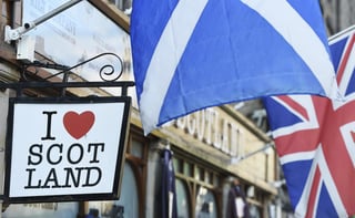 La ministra principal de Escocia, Nicola Sturgeon, dijo hoy que pedirá formalmente al Gobierno británico las competencias necesarias para organizar un segundo referéndum de independencia después de las elecciones generales del próximo 12 de diciembre. (ARCHIVO)