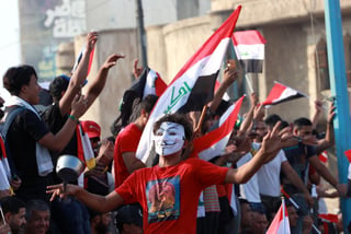 Miles de personas se concentraron hoy en la plaza Tahrir, epicentro de las protestas en la capital iraquí, para expresar su rechazo a las promesas del presidente del país, Barham Saleh. (ARCHIVO)