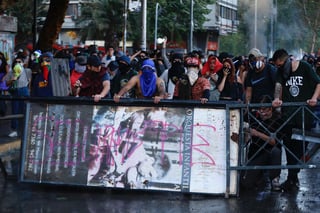 Una vez encendida la mecha, el enojo no pudo contenerse. La chispa que detonó las protestas en Chile fue el aumento a las tarifas del metro. (ARCHIVO)