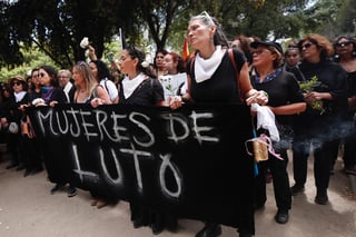 Miles de mujeres, ataviadas con ropa negra, rindieron este viernes un solemne homenaje de respeto a los 20 fallecidos tras dos semanas de protestas en Chile. (EFE)