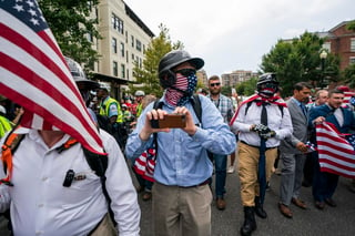 Estados Unidos advirtió este viernes que las organizaciones de supremacistas blancos están aprendiendo de las tácticas usadas por grupos yihadistas. (ARCHIVO)