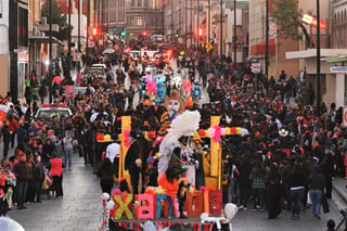 “Este desfile se ha convertido ya en un referente en las celebraciones del Día de Muertos en el norte de México, lo que nos enorgullece profundamente”, señaló el alcalde Manolo Jiménez. (ESPECIAL)
