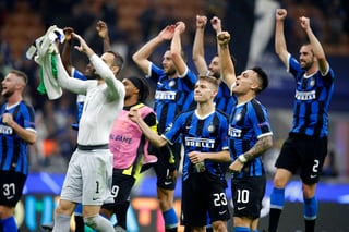 Inter pelea el liderato de la Serie A con la Juventus, mientras que el Milán está a media tabla. (AP)