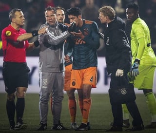 El mexicano recibió un codazo en la cara que le impidió seguir en el partido donde su club venció al PEC Zwolle. (ESPECIAL) 