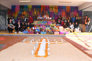 Estudiantes y personal docente del CECyTEC Jabonera erigieron su altar en honor a familiares. (FERNANDO COMPEÁN)