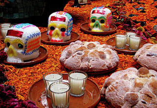 El pan de muerto representa la fusión entre dos culturas, el prehispánico y el español, ya que el trigo, que es el ingrediente principal de la receta original, es utilizado tradicionalmente en la cultura católica española. (ARCHIVO) 