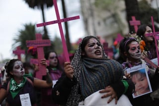 El contingente estuvo conformado por aproximadamente 100 mujeres de organizaciones sociales y activistas. (ARCHIVO)