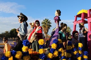 Las autoridades buscan que cada año se organice mejor el desfile del Día de Muertos y se considere como un atractivo turístico. (CORTESÍA)