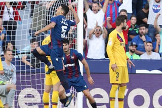 Celebra Nemanja Radoja luego de marcar el tercer tanto del Levante, en la victoria 3-1 sobre Barcelona.