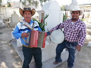 Francisco y Enrique Corpus aprovechan esta temporada para generar ingresos cantando en los panteones municipales. (VIRGINIA HERNÁNDEZ)