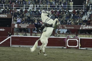 Con sus caballos recorriendo el ruedo en posición vertical, Cartagena enloqueció al tendido. (ESPECIAL) 