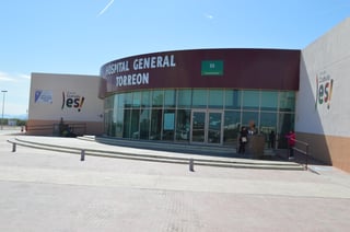 Los vecinos de la colonia acudieron al Hospital General de Torreón, donde fueron llevados los menores en primera instancia. (ROBERTO ITURRIAGA)