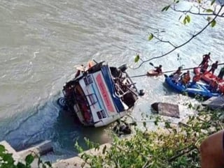 El autobús, abarrotado de gente, cayó a un río. (AGENCIAS)