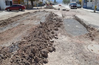Montones de tierra, zanjas y grava es lo que hay en la calzada División del Norte de Torreón. (ROBERTO ITURRIAGA)