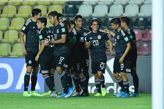 Alejandro Gómez (d) anotó dos tantos en la goleada mexicana en el cierre de la fase de grupos. (Cortesía FMF)