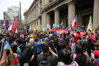 Los asistentes rodearon la sede del Congreso de la capital chilena para hacer escuchar su voz a los parlamentarios que mañana debatirán sobre el proyecto para aumentar las pensiones. (EFE)