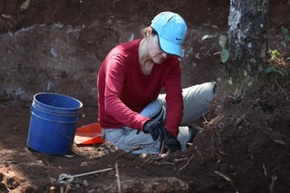 comenzaron este lunes las exhumaciones de los restos de unas doce personas asesinadas en el marco de la masacre de El Mozote. (ARCHIVO)
