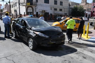 El automóvil Fiesta se pasó el alto y chocó contra un taxi en las calles del Centro de Torreón. (EL SIGLO DE TORREÓN)
