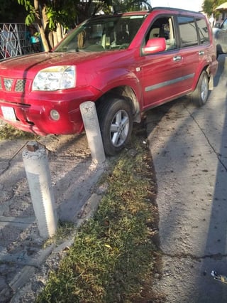 Aparatoso choque entre camioneta y taxi deja solo daños materiales, estimados en 55 mil pesos. (EL SIGLO DE TORREÓN)