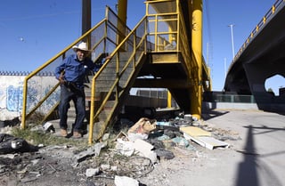 En la omisión. Los pasos peatonales que conectan a las colonias Las Julietas y Las Dalias en Torreón se encuentran en malas condiciones y sin mantenimiento. 