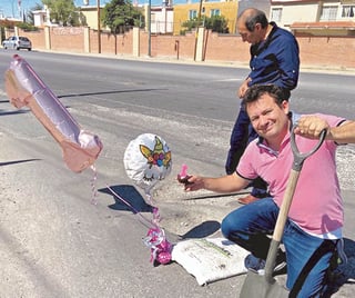 Con globos, pastel y material, unos ciudadanos 'festejaron' el aniversario de unos baches en la ciudad. (CORTESÍA)