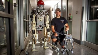 Ingenieros han desarrollado un nuevo sistema de operación remota que transfiere sin interrupciones el movimiento de un operador humano a un robot de dos patas. (ESPECIAL)